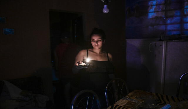 Los apagones diarios en Cuba por falta de energía eléctrica que se registran desde mayo han causado irritación en la población y numerosas protestas. Foto: AFP