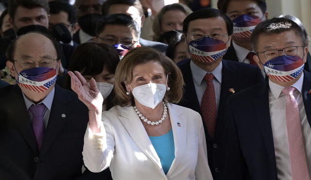 Nancy Pelosi (centro) saluda a los presentes durante su llegada al Parlamento en Taipei el 3 de agosto de 2022. Foto: AFP