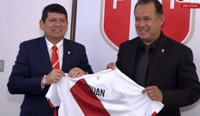 El 'Cabezón' ya posa con la camiseta de la selección peruana. Foto: captura/FPF Play