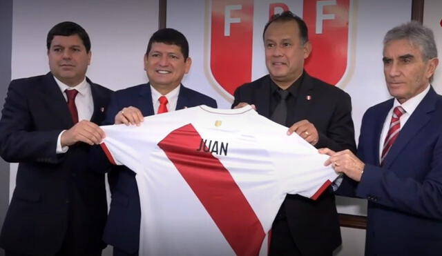 Juan Reynoso estampó su firma como nuevo entrenador de la selección peruana. Foto: captura FPF Play