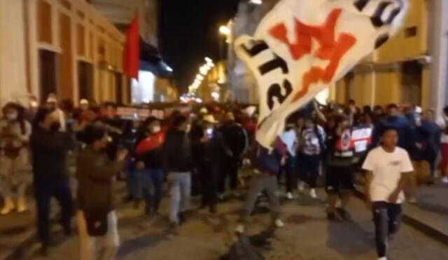 Previo al partido Melgar vs. Internacional, cientos de hinchas salieron a las calles par alentar al equipo. Foto: captura de Twitter/@juliovilchez82