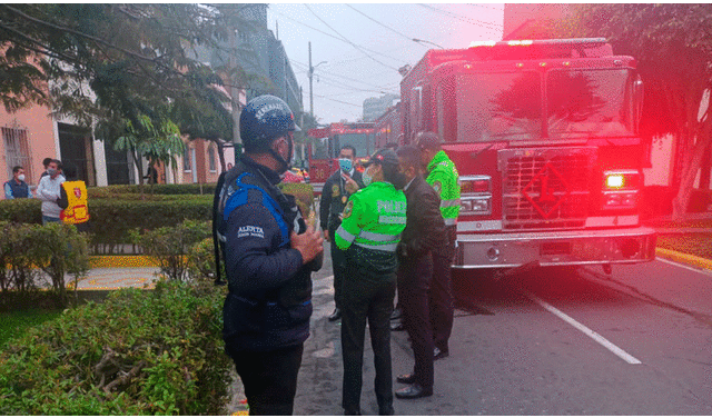 Serenos del distrito lograron evacuar a Ana Togushi con signos de asfixia y quemaduras. Foto: Joel Robles / URPI-LR