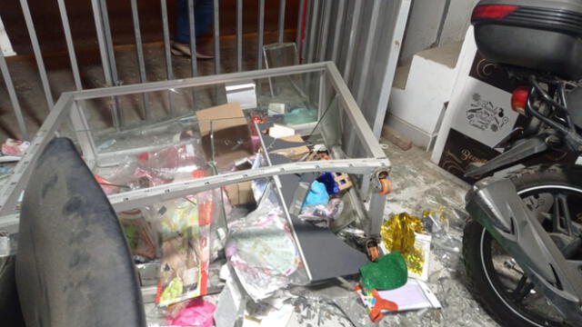 Vitrinas del salón de belleza quedaron destruidas. Foto: PNP