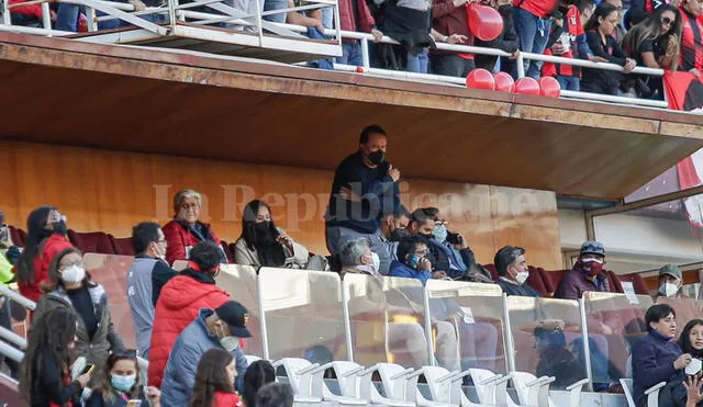 Juan Reynoso se encuentra en el palco oficial del estadio de la UNSA. Foto: Rodrigo Talavera/La República