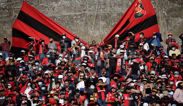 Gran marco de público. Hinchas llenaron el estadio de la UNSA. Foto: Rodrigo Talavera/La República