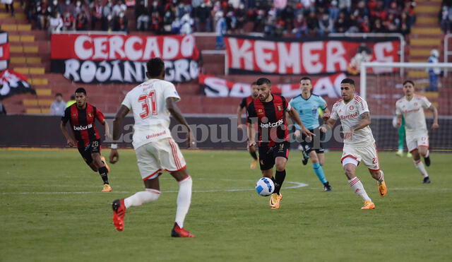 Cuesta domina el balón, desde el medio campo genera ataques para FBC Melgar. Foto: Rodrigo Talavera/La República