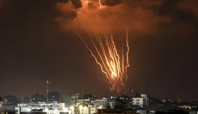 Vista de cohetes palestinos disparados desde la ciudad de Gaza este 5 de agosto en represalia por ataques aéreos israelíes anteriores. Foto: AFP