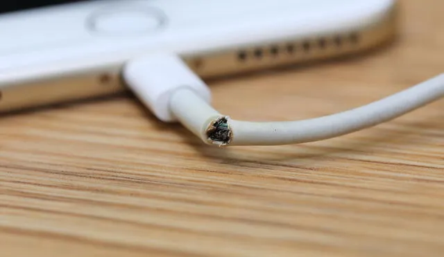 Descubre los perjuicios de cargar el móvil con el cable roto o falso. Foto: Adhesivos industriales