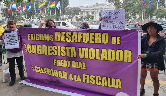 "Exigimos el desafuero del congresista violador Freddy Díaz y celeridad a la Fiscalía", señala uno de los carteles. Foto: Giuliana Castillo/URPI-LR