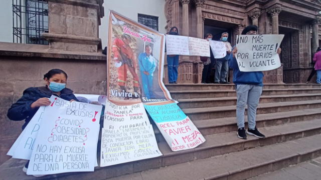 La familia protestó esta mañana en exteriores del Palacio de Justicia de Cusco. Foto: Alexander Flores/URPI