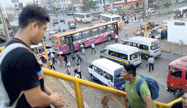 El caos imperante. Lima tienen un transporte público deficiente. Estado se comprometió con la implementación de un sistema integrado, pero no se cumple. Foto: La República