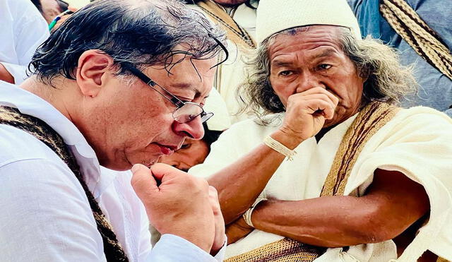 Gustavo Petro está en compañía de un indígena mamo durante una posesión simbólica ancestral en la Sierra Nevada de Santa Marta, Colombia. Foto: EFE/Prensa Gustavo Petro