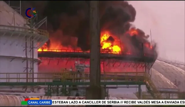 El incendio provocado por un rayo el último viernes en un depósito de combustible en Matanzas, al oeste de Cuba, se extendió a un segundo tanque en la madrugada de este sábado. Foto: captura de AFP