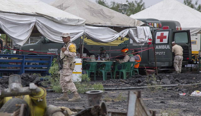 Soldados mexicanos trabajan en la mina de carbón donde quedaron atrapados 10 mineros después de un derrumbe, en la comunidad de Agujita, municipio de Sabinas, estado de Coahuila (México). Foto: AFP