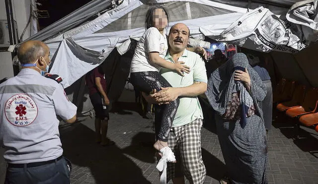 Víctima. Niña palestina herida es traslada a un hospital, en el sur de la Franja de Gaza. Foto: AFP