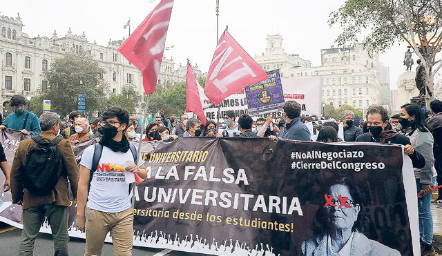 Plaza San Martín. Estudiantes, docentes y rectores de diferentes universidades salieron a marchar en feriado. Foto: Félix Contreras/La República