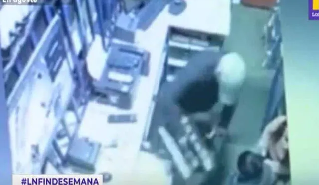 Cámaras de seguridad registraron el momento en que dos delincuentes asaltan una casa de apuesta. Foto captura Latina