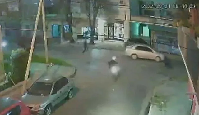 El momento del atropello al ladrón de celulares. Foto: captura de Clarín