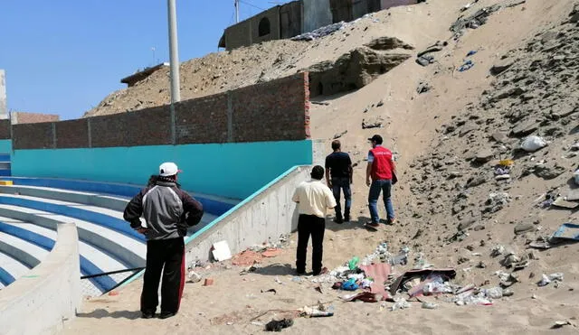 La Liga de Fútbol de Chimbote tuvo que construir de emergencia unos muros sobre las paredes de las tribunas para evitar más deslizamientos. Foto: Contraloría