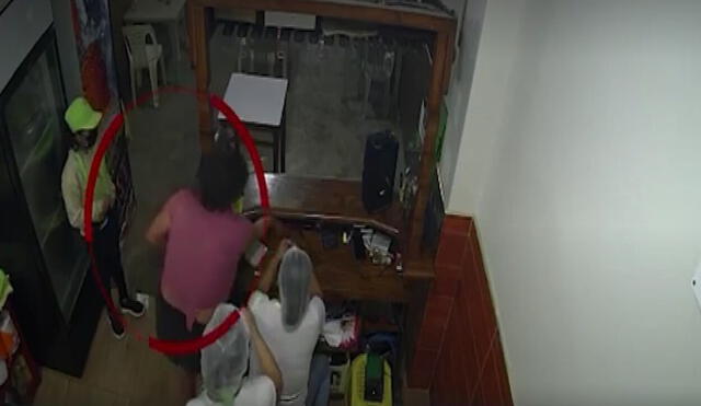 Mujer es captada por las cámaras de seguridad cuando ingresa a robar a restaurantes de Tumbes. Foto: Canal N