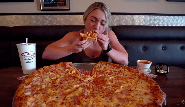 Katrina terminó de comer la enorme pizza en casi 20 minutos. Foto: Captura de YouTube/Katina Eats Kilos.