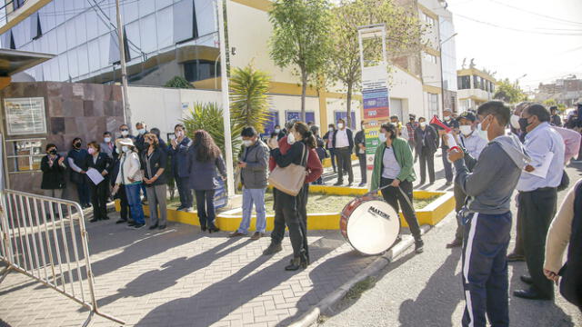 Se quebró. Trabajadores de salud levantaron huelga luego que negociaran con gerente Nova. Foto: La República/Rodrigo Talavera