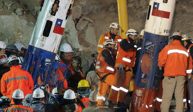 Al menos 33 mineros quedaron atrapados a unos 720 metros de profundidad en una mina ubicada al norte de Chile y su rescate fue seguido por millones de personas. Foto: composición LR/AFP
