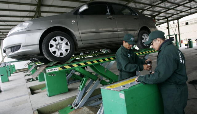 La multa por no tener vigente la revisión técnica de tu vehículo es de 2.300 soles, 50 puntos y el internamiento del vehículo. Foto: Andina