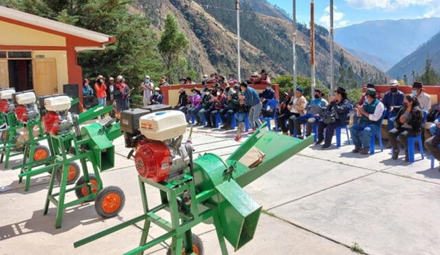 La entrega de estos implementos se realizó durante una actividad que contó con integrantes de Agro Rural. Foto: Andina
