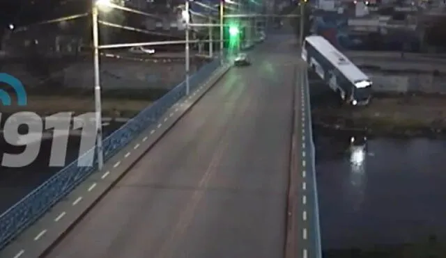 Un bus cae de un puente en Córdoba (Argentina) tras ser impactado por otro vehículo que iba a alta velocidad. Foto: captura video/infobae