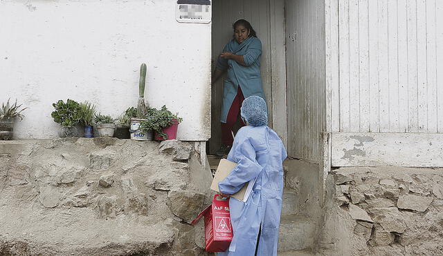 Apoyo. Enfermeras van casa a casa. Familias deben vacunarse. Foto: Marco Cotrina/La República
