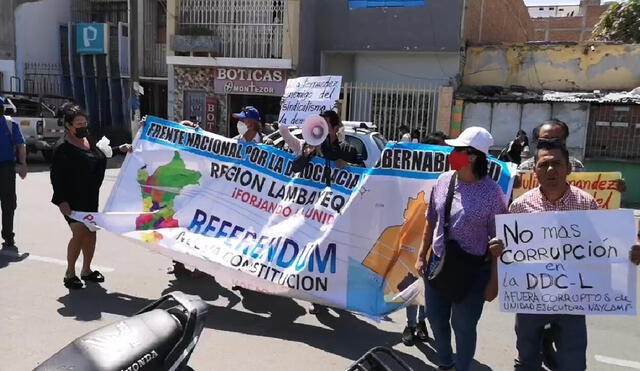 Artistas de la región Lambayeque protestaron frente a la DDC por irregularidades en la gestión del actual director. Foto: captura de vídeo/ Tvi Noticias