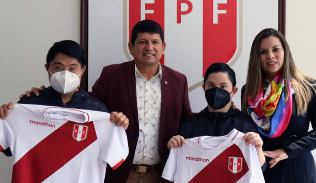 El presidente de la FPF, Agustín Lozano, junto a la vicepresidenta de la Asociación Colectivo 21 Perú, Gissely Alvarado Ramírez. Foto: FPF