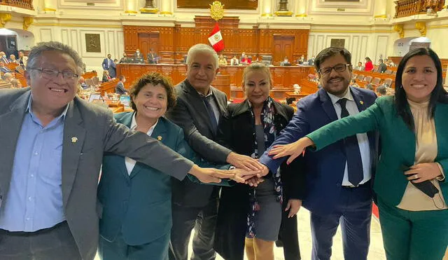 Kira Alcarraz renunció a Somos Perú al estar inconforme con la incorporación de Esdras Medina a la bancada. Foto: Twitter de Alcarraz