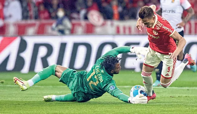 Espectacular. Carlos Cáceda en una jugada de gol que detuvo durante los 90′ reglamentarios. Foto: AFP