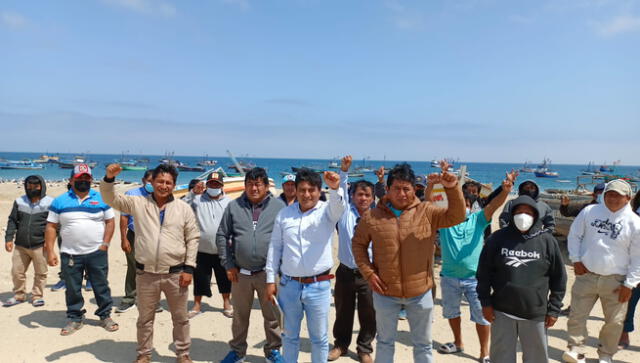 Los gremios de pescadores se reunieron en asamblea en la caleta Constante. Foto: Juan Nunura