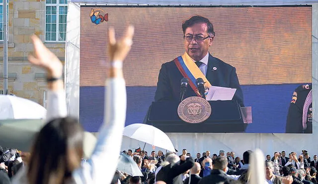 Apoyo popular. Un simpatizante aplaude al presidente colombiano Gustavo Petro tras anunciar la normalización de las relaciones con el vecino Venezuela.