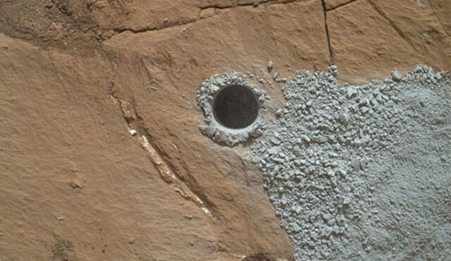 Polvo extraído de una roca por el róver Curiosity de la NASA. Un análisis posterior reveló que contenía tridimita. Foto: NASA