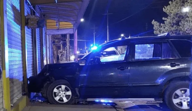 Conductor del vehículo se estrelló contra la puerta de una tienda comercial. Foto: Serenazgo Juliaca