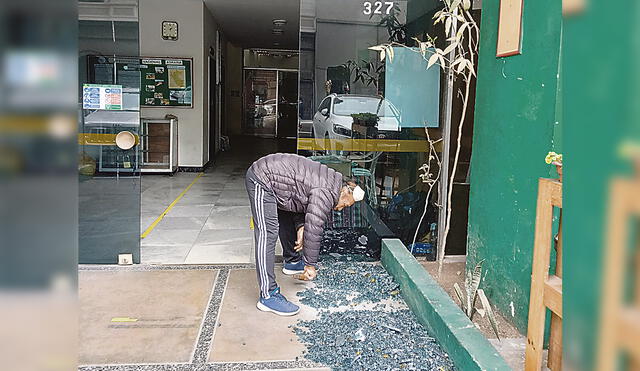 Susto. Un proyectil destruyó la puerta de ingreso de la CNA el martes 8 en el Centro de Lima. Foto: difusión