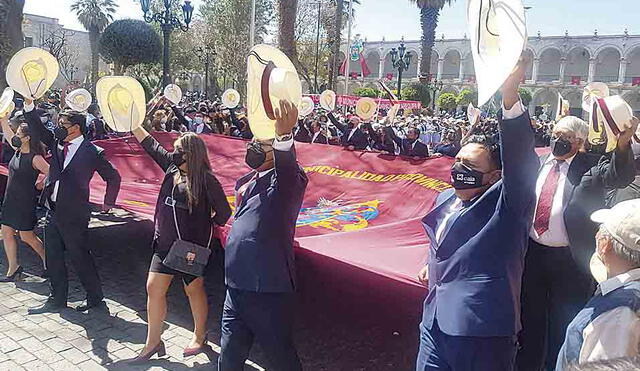 Al ritmo de carnaval. Autoridades ingresan a la Plaza de Armas y saludan al público con sus sombreros. Foto: La República