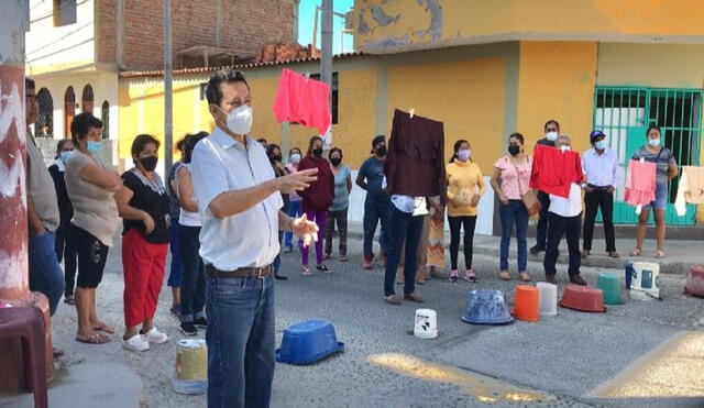 Vecinos protestan y exigen la reposición del servicio de agua. Foto:  Noticias Piura 3.0