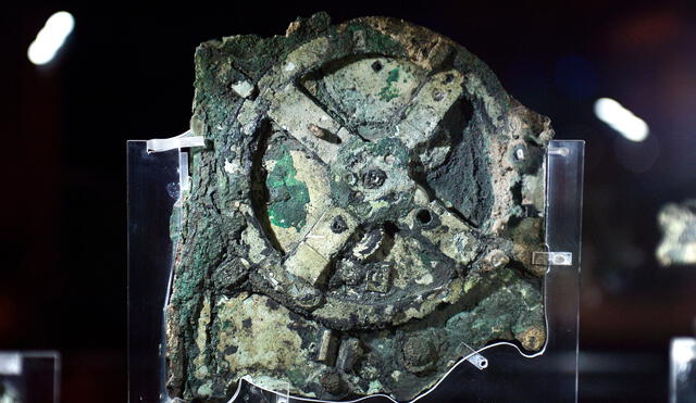 El mecanismo Antikythera, un dispositivo del siglo II a. C, es considerado la computadora más antigua del mundo, ya que rastreaba fenómenos astronómicos y ciclos del sistema solar. Foto: Louisa Gouliamaki / AFP