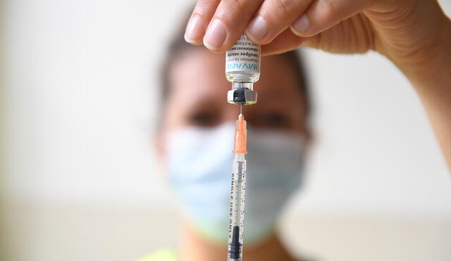 Una mujer trabajadora de salud sostiene la vacuna JYNNEOS, también llamada INVAMUNE o IMVANEX. Foto: AFP