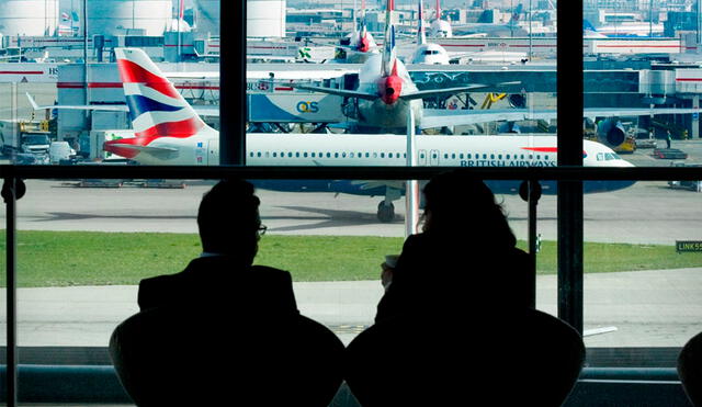 Un testigo relató los hechos a las autoridades y al diario británico The Sun. Foto: Librería del Aeropuerto de Londres-Heathrow