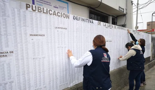Listas están pegadas en el frontis de la ODPE-Trujillo. Foto: ODPE