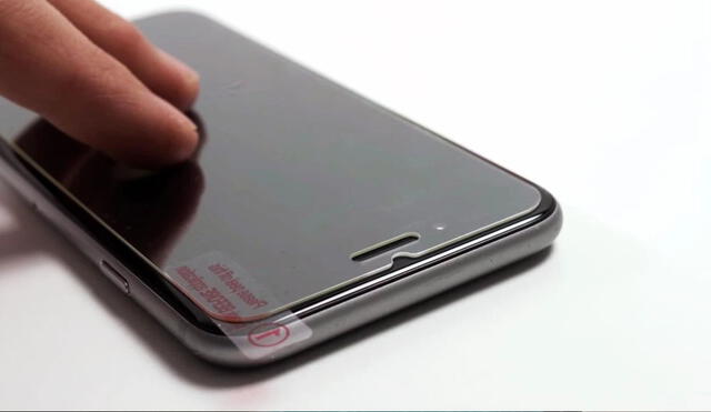 El protector o mica para la pantalla es uno de los accesorios que todo usuario de smartphone debe tener. Foto: Xataka