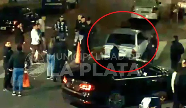 Al huir, no se percató de que dejó los papeles del auto en manos de los policías. Foto: Municipalidad de La Plata