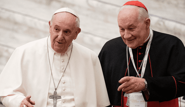 El papa Francisco y Marc Ouellet conversan, durante un simposio sobre el sacerdocio en el Vaticano. 17 de febrero de 2022. Foto: AFP