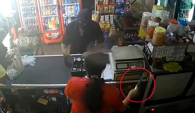 Momento exacto en que la vendedora se arma de valor y ataca la cara de su agresor. Foto: captura de Twitter/@La_Lealtad_Mx